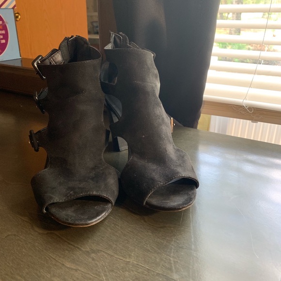 Black heels - Picture 3 of 3